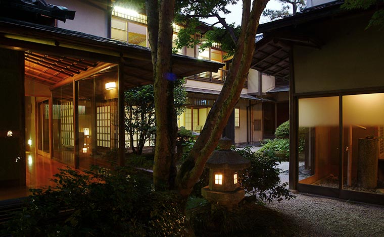 写真:平田館の中庭