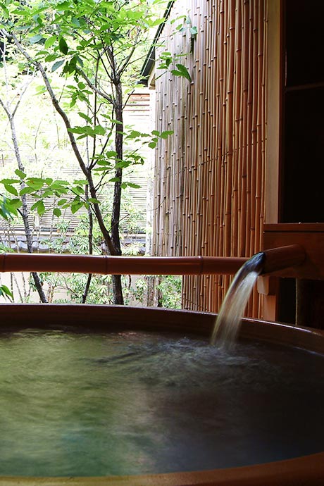 写真:平田館の露天風呂